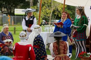 medieval women at a royal court
